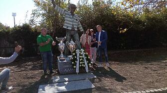 Паметникът на Никола Спасов пред стадион “Тича” беше официално открит.