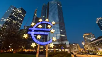 Най известният символ на еврото – прословутата синя скулптура пред бившата