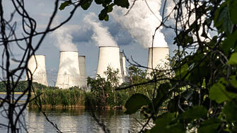 Германия отлага спирането на атомните си централи Правителството обяви че