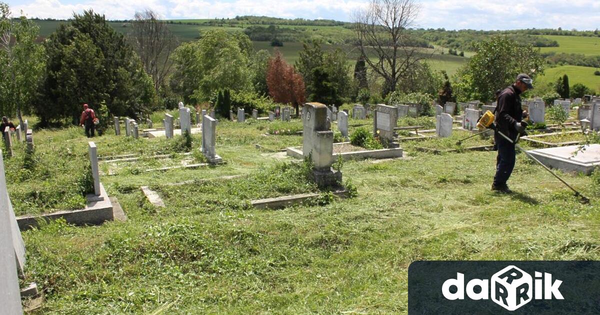 Трето за годината косене на тревата в гробищните паркове ще