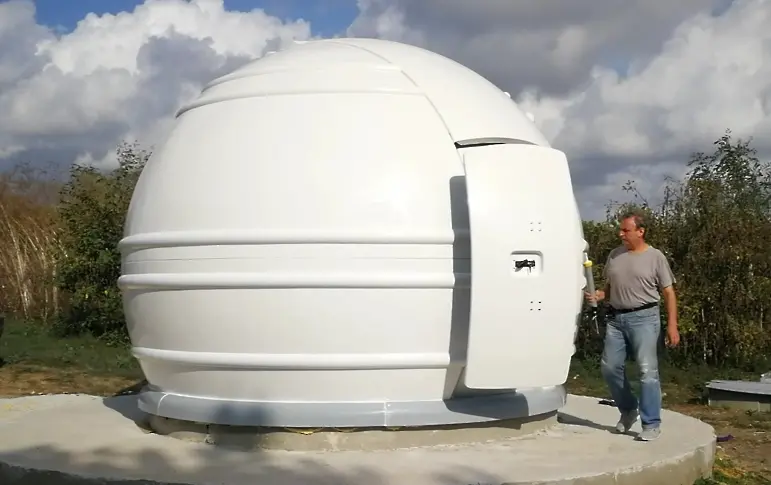 Астрономическа обсерватория в двора на кметството в с. Камен бряг