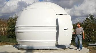 Астрономическа обсерватория с автоматизиран купол е монтирана в двора на