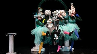 Днес трупата наДържавен куклен театър – Сливениграе наМеждународния куклен фестивал