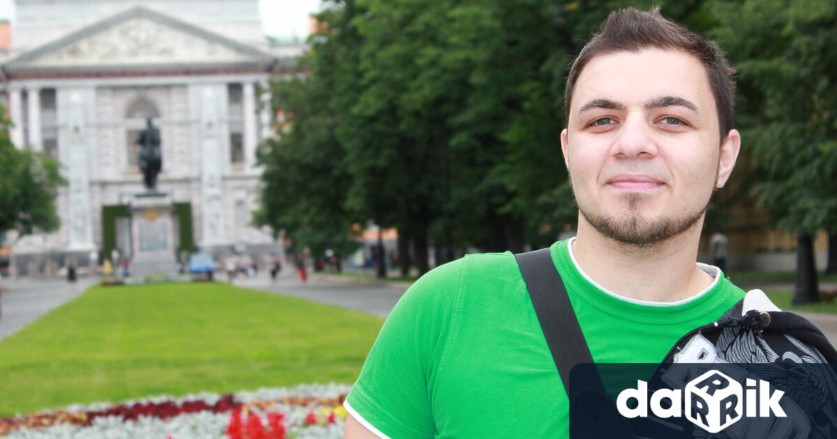 Теодор ръководи екип от инженери и програмисти с мисия възраждането