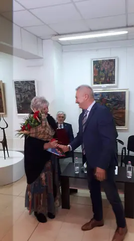 Първият носител на националната литературна награда на името на поета Иван Давидков е  врачанската поетеса Яна Кременска