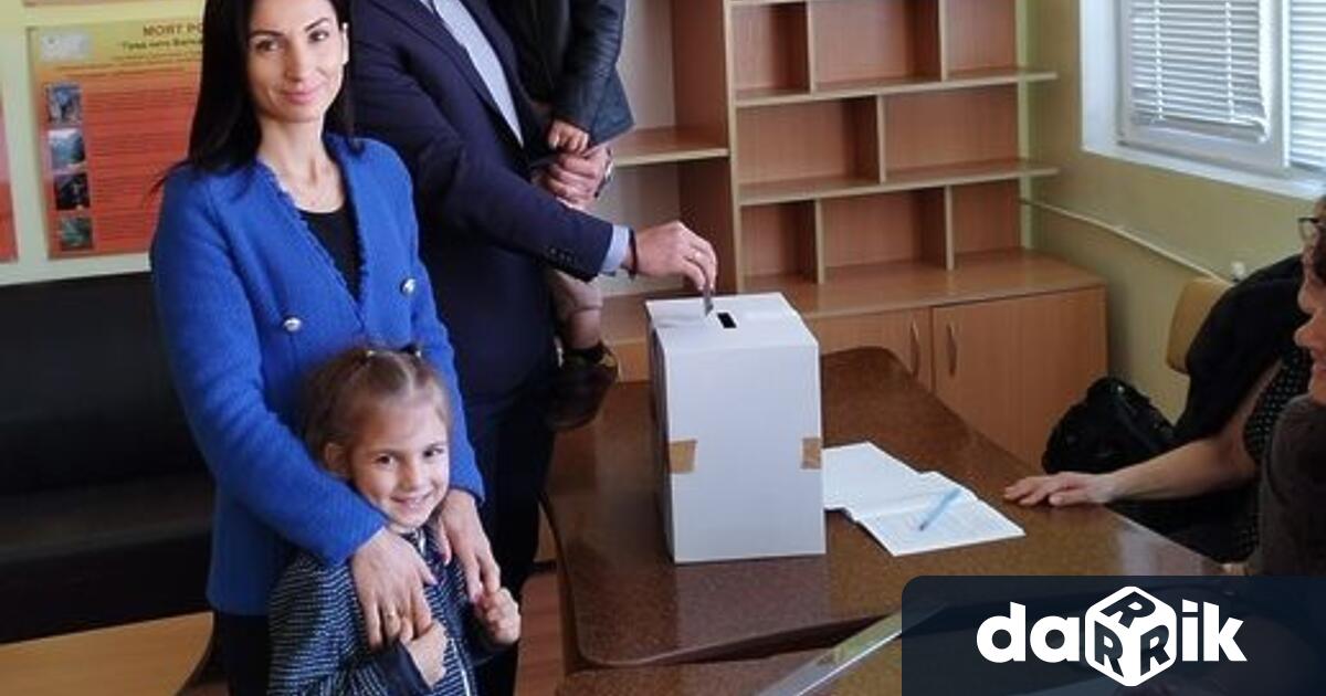 Момчил Харизанов точно в 10:02 ч. упражниправото си на вот