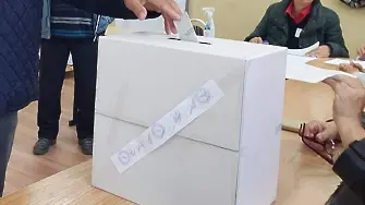 Жалба в РИК – Смолян: Полицай разпръсква избиратели пред секция, държи се грубо