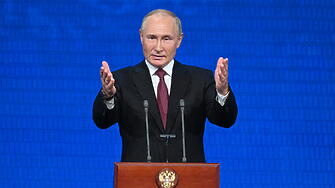 Златните врати се отвориха и Владимир Путин излезена сцената където