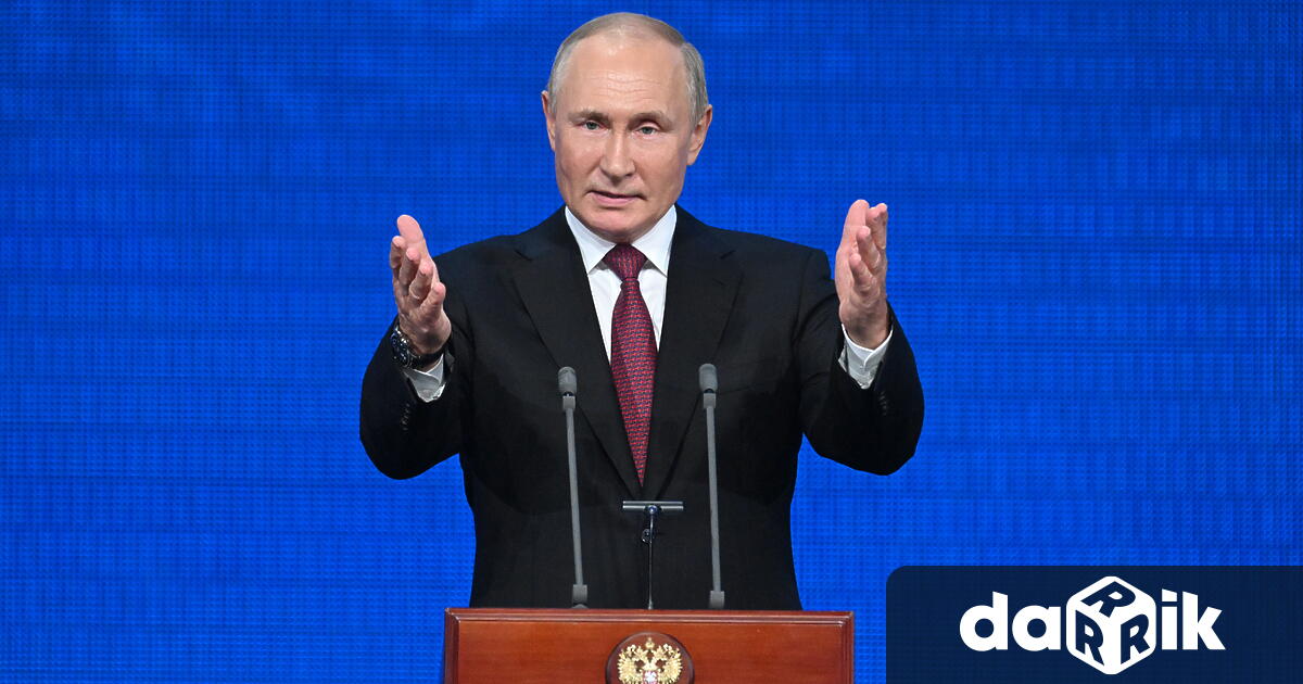 Златните врати се отвориха и Владимир Путин излезена сцената, където