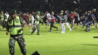 След футболен мач в Индонезия: Стотици загинаха, има ранени (обновена)