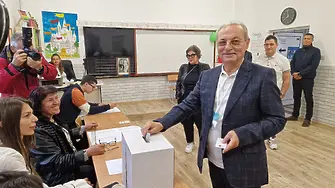 Ахмед Доган бе сред първите гласували