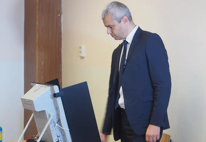 Костадинов: България има два пътя пред себе си, гласувах за промяна