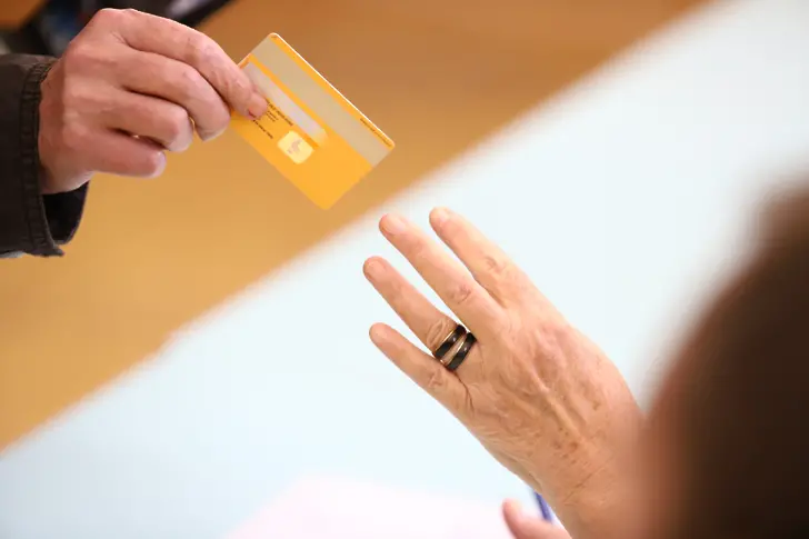 Гражданин “на косъм” да гласува с кредитна карта 