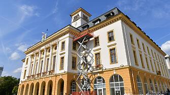 По алпийски способ се извършва ремонтът наградския часовник над сградата
