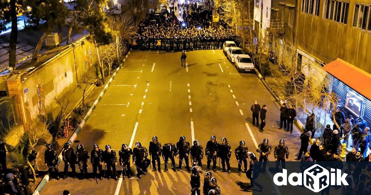 Срещу протестиращите в Иран се стреля с бойни патрони и