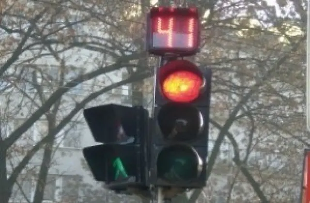 Светофарът на кръстовището на бул.  „Цар Освободител“ и бул. „Цар Симеон“ не работи поради авария