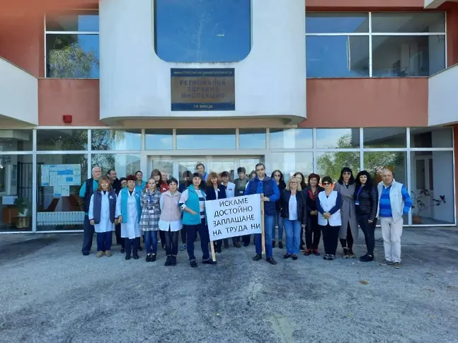 На пореден протест за достойно заплащане излязоха от РЗИ Враца