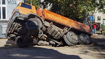 Камион пропадна в изкоп на ул Цар Калоян в Русе