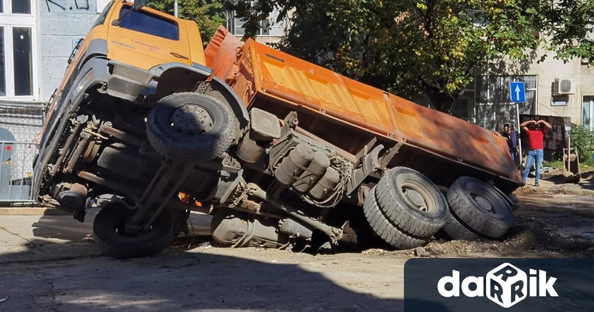 Камион пропадна в изкоп на ул. Цар Калоян в Русе.