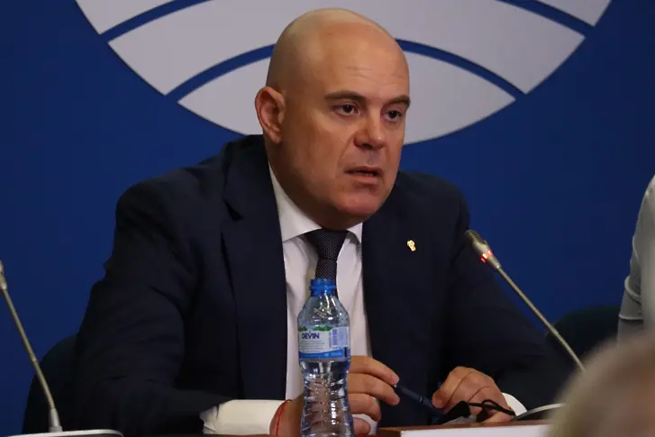 Гешев за казуса с Нинова: Българската прокуратура ще спази закона, а за политиците – не зная