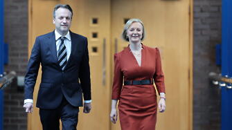 Протестиращи с плакат на Грийнпийс прекъснаха речта на британския министър председател