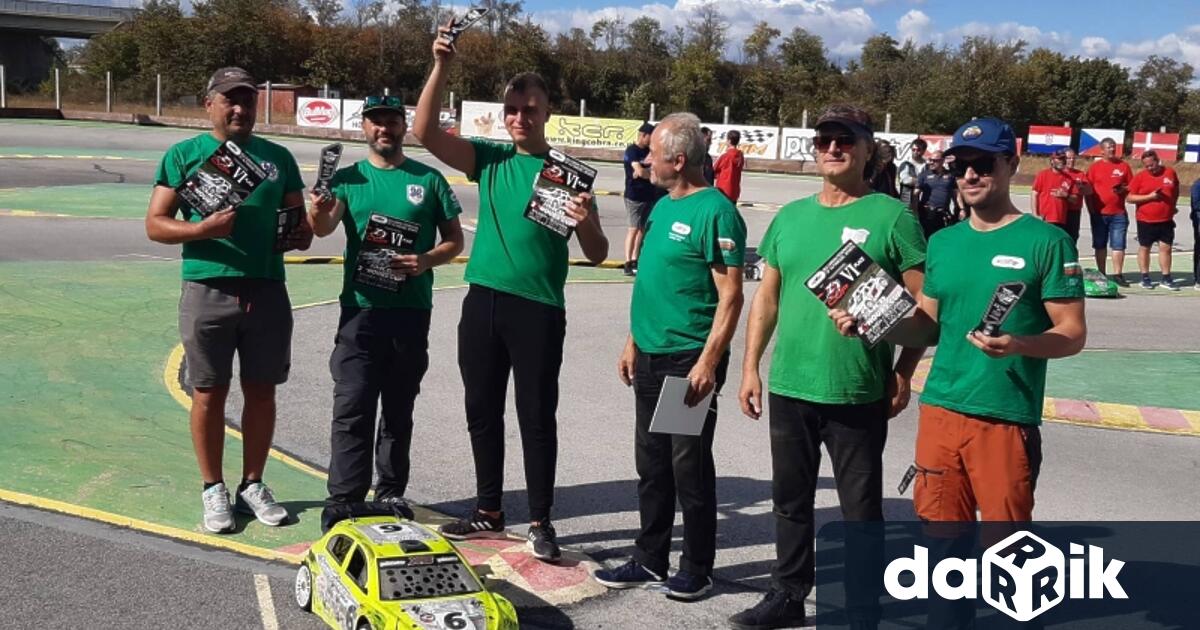 В състезанието взеха участие 12 екипи с 48 състезателя от