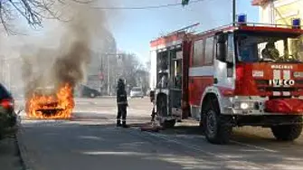 Изгоря „Фолксваген Пасат“, паркиран на улица във Враца