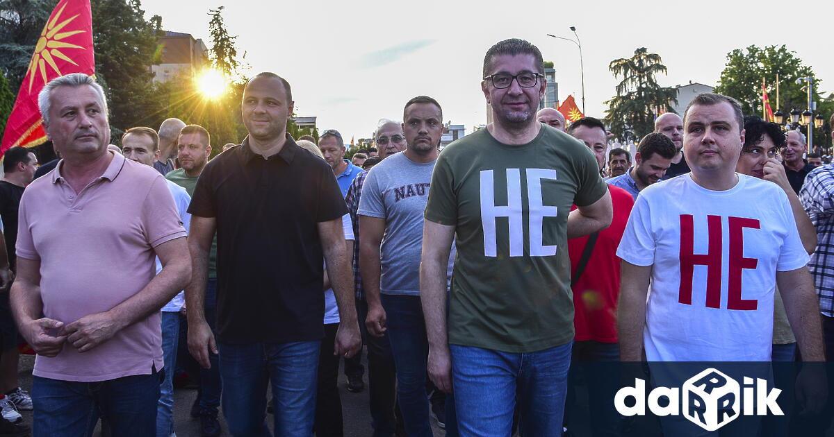 Лично лидерът на опозиционната ВМРО-ДПМНЕ Християн Мицкоски призова за масово