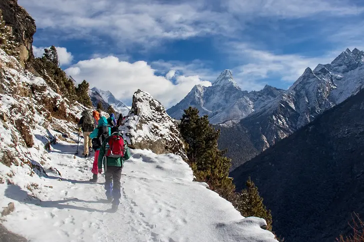 Загиналите от лавината в индийските Хималаи вече са 19 души