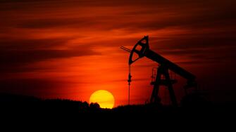 Министрите от ОПЕК се споразумяха да намалят производството на петрол