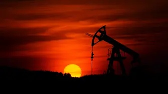 Страните от ОПЕК+ намаляват производството на петрол с 2 млн. барела дневно