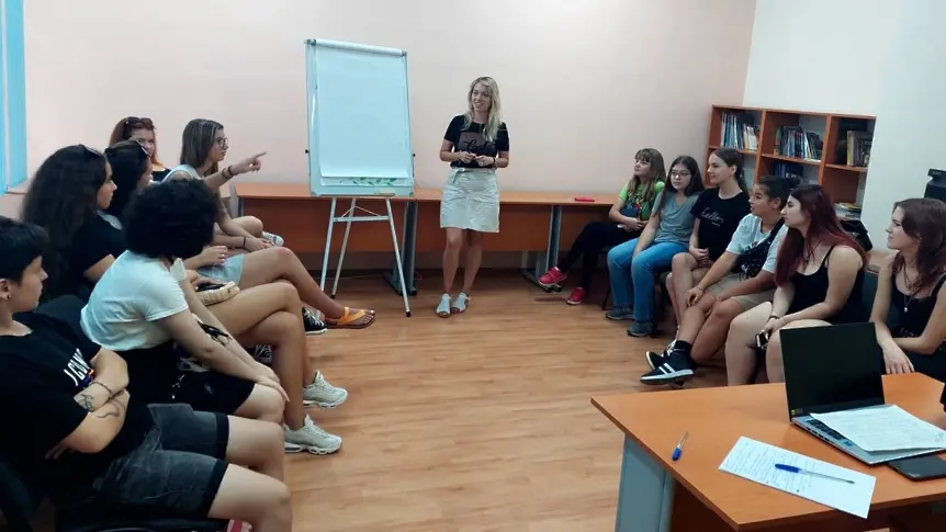 Програмата „От връстници за връстници“ на Превантивно-информационния център ще обхване 8 училища в Русе