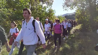 200 ученици участваха в туристически поход до местността 