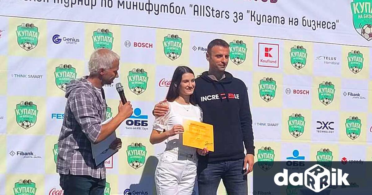 Младата добричка поп изпълнителка Димитрина Германова от Студио за вокално