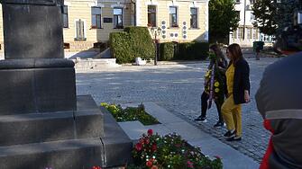 С поднасяне на венци и цветя пред бюст паметника на Георги