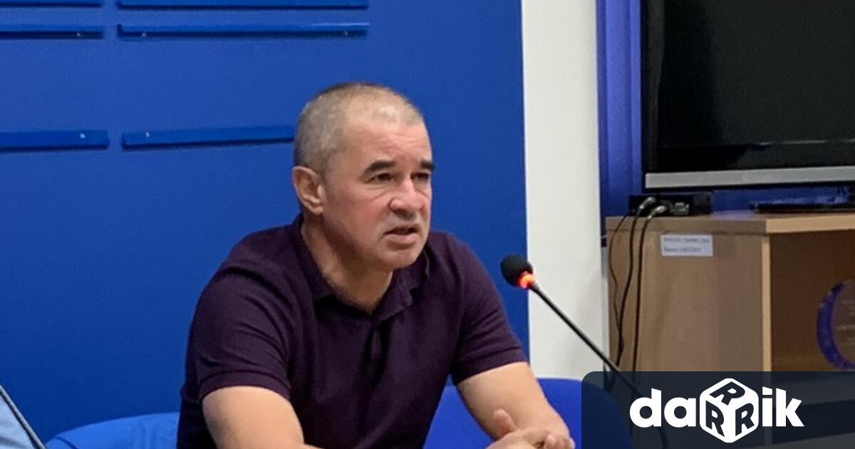 Пред журналисти в пресклуба на БТА в Плевен, кметът на