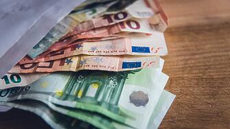 С понижение стартира седмицата курсът на еврото спрямо долара съобщават
