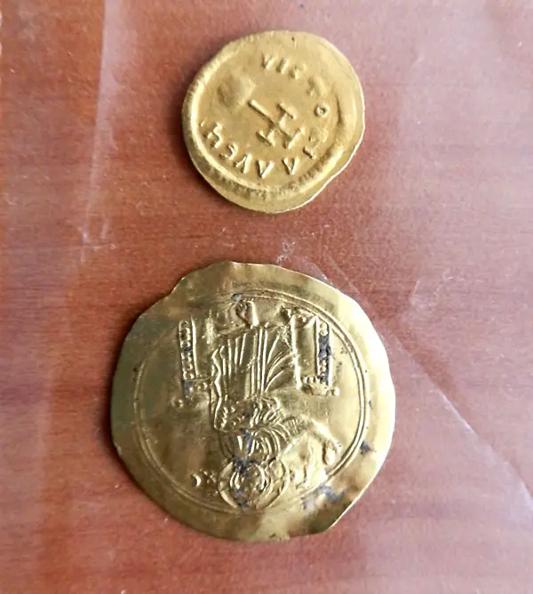 Иззеха монети и апликации от иманяри в Оряхово