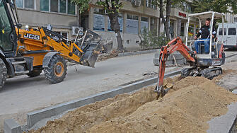 Продължават ремонтните дейности на улица Дубровник в район Приморски съобщиха от