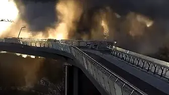 Кадри показват ракетен удар по моста „Кличко“ в Киев (видео)