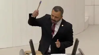 Турски депутат разби телефона си с чук в парламента (видео) 