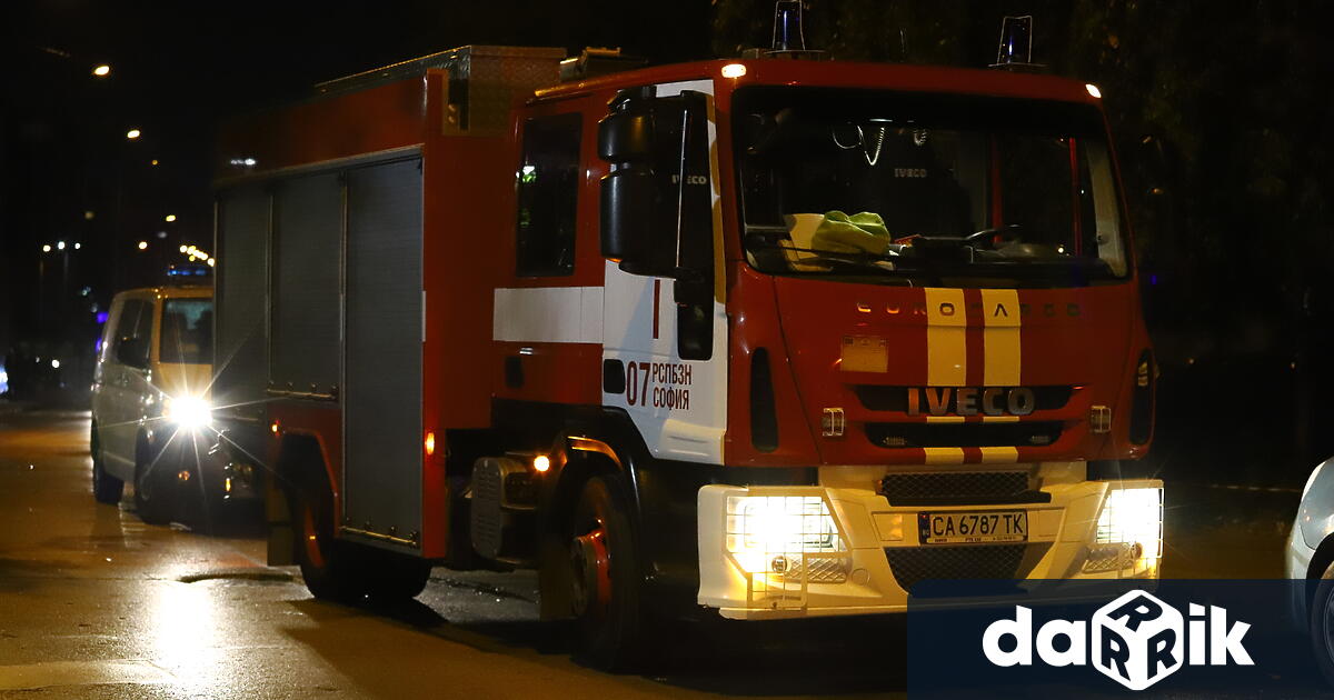 Пожар избухна в апартамент на последния етаж в блок 457