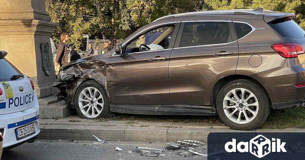 Катастрофа между два джипа затрудни движението по Орлов мост. Инцидентът