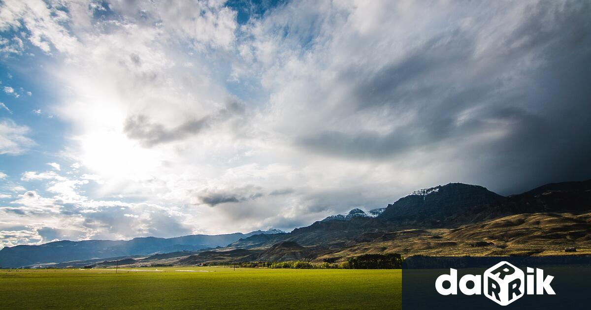 В събота облачността от запад ще се разкъсва и намалява,