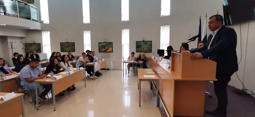 Ученици управляваха Община Павликени за един ден