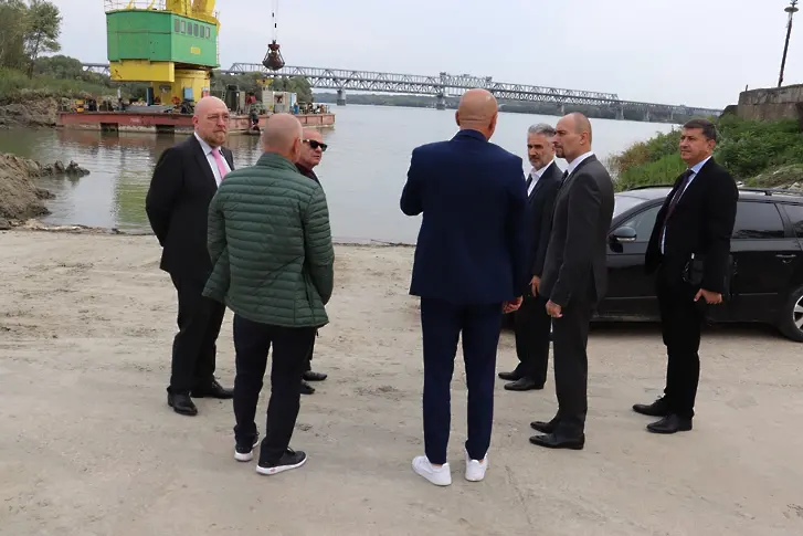 Продължават ремонтните дейности на фериботната площадка в Гюргево