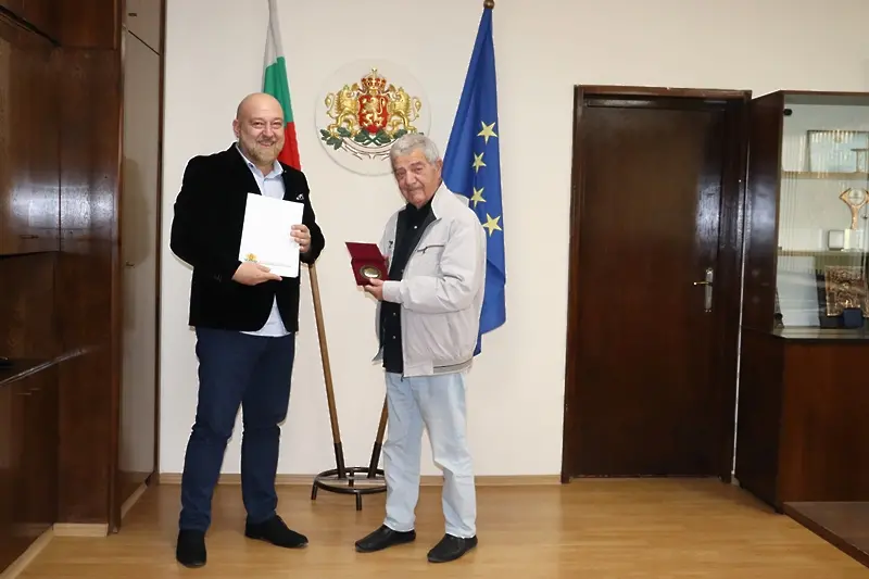 Стефан Цанев бе удостоен с плакет на областния управител на Русе 