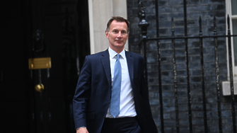 Новият финансов министър на Великобритания предупреди в събота за предстоящи