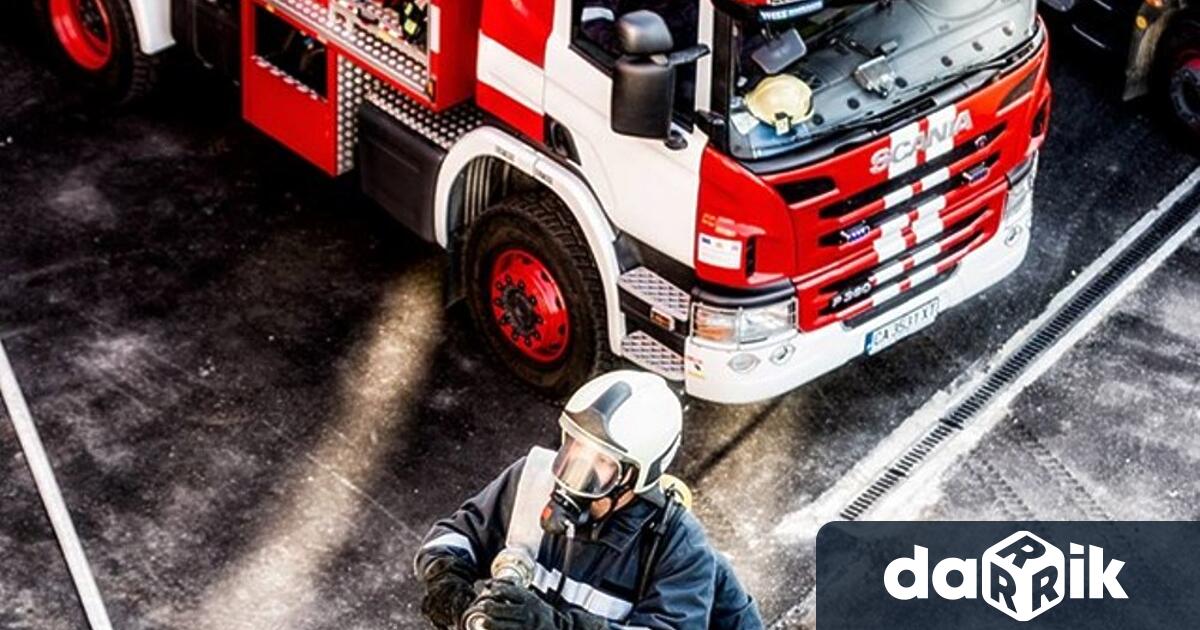 Двама мъже са получили изгаряния при пожар в Роман, съобщиха