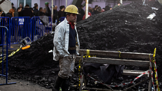 Петнадесет миньори все още са блокирани във въглищна мина в